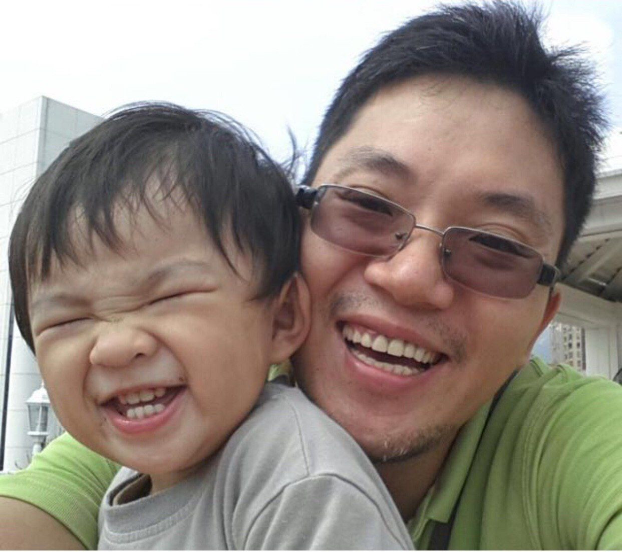 右邊黃德俊，左邊為他兒子