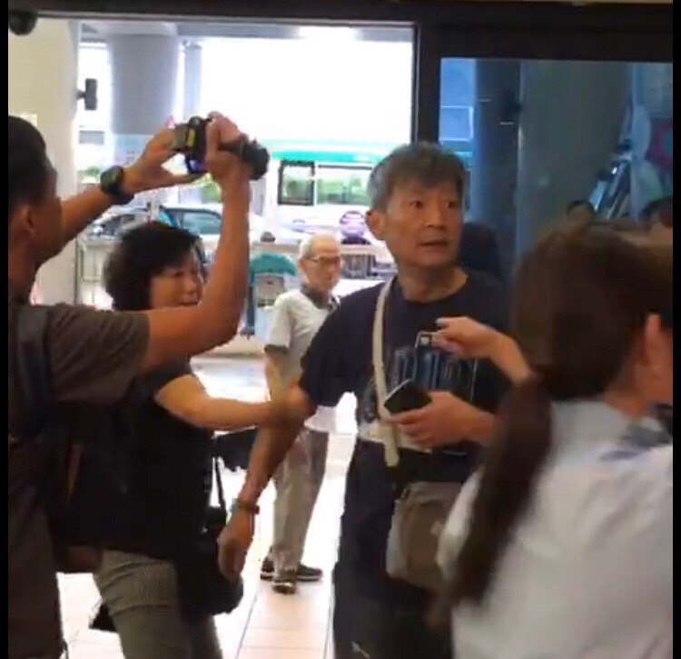 藍衣白髮男子為事主