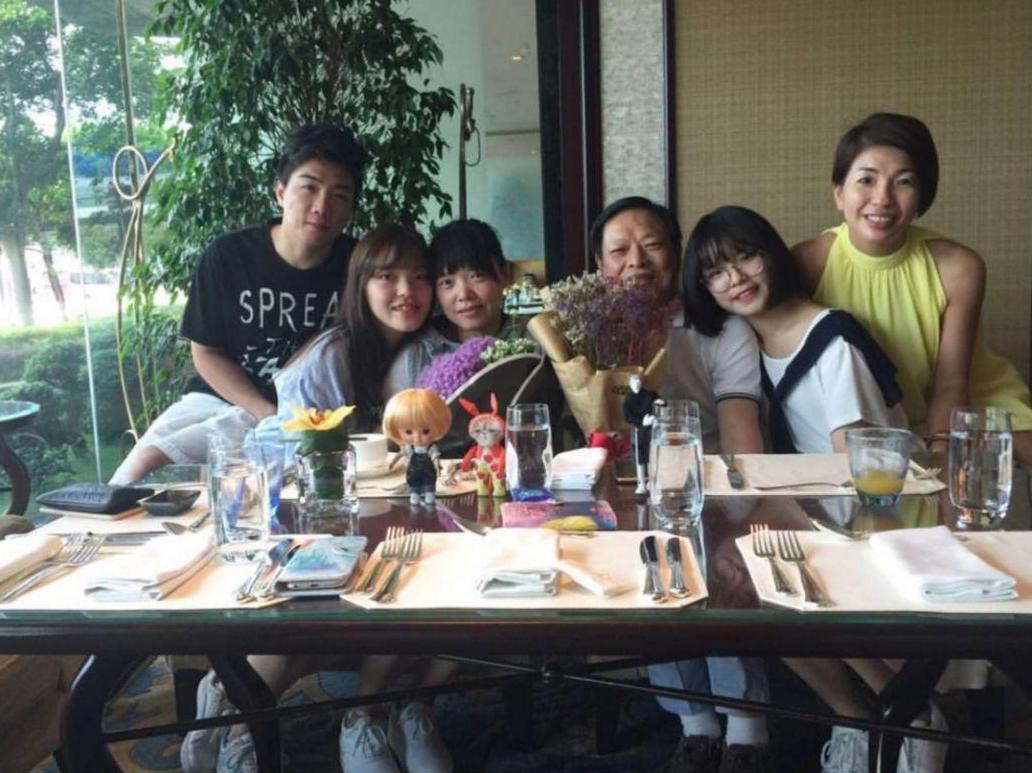 此為全家幅，最左者為黃焜隆