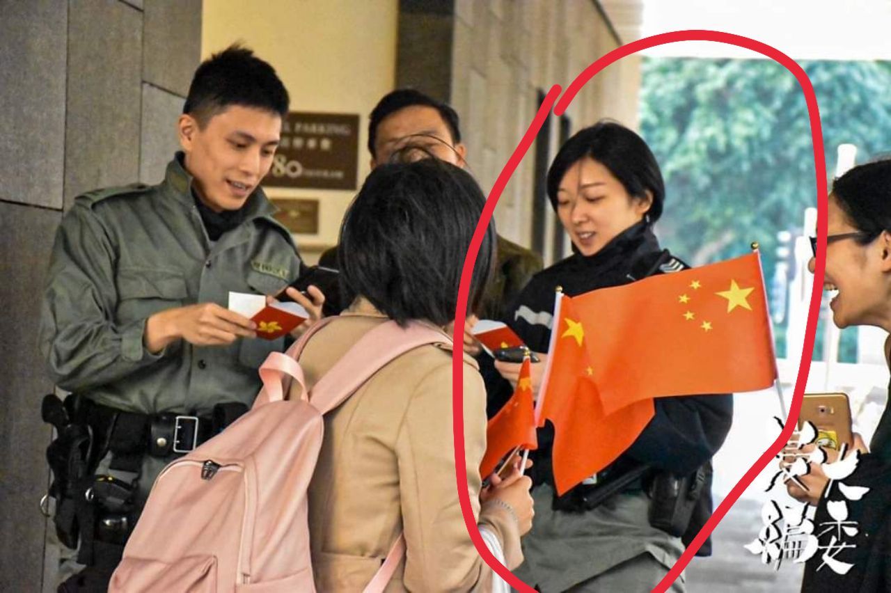 陳少芳工作期間收利是嘅照片