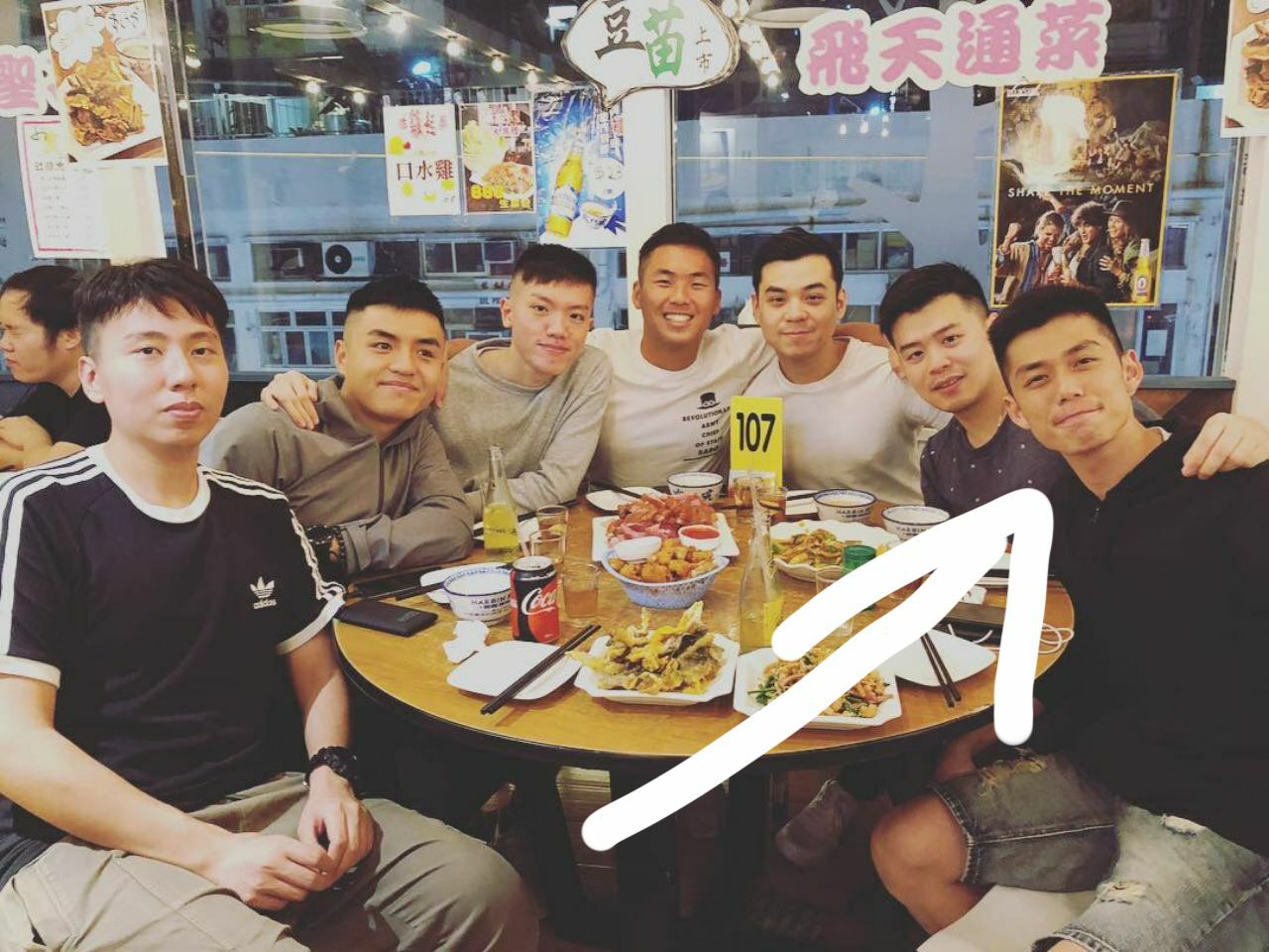 箭嘴指住嘅人係張俊鏗